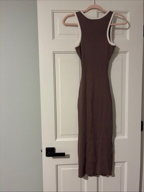 Quiet luxury Midi mocha dress - cut out sleeveless